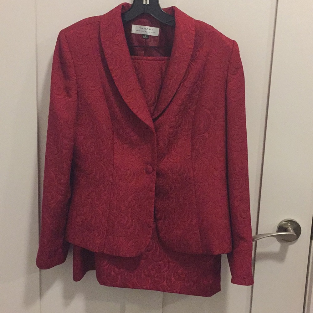 Women’s jacket and skirt. Red.